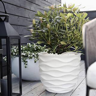 LuxenHome White Wavy Design MgO Fiberclay Planter WHPL264