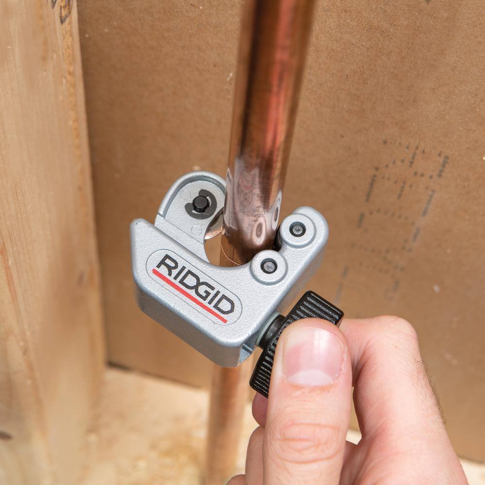 RIDGID 14 in. to 1-18 in. 101 Close Quarters Copper Aluminum Brass and Plastic Tubing Cutter Multi-Use Tubing Tool 40617