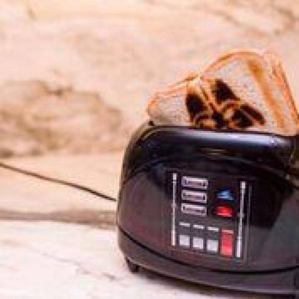 Uncanny Brands Star Wars Empire Collection 2-Slice Darth Vader Toaster TSTE-EM-SRW-VAD