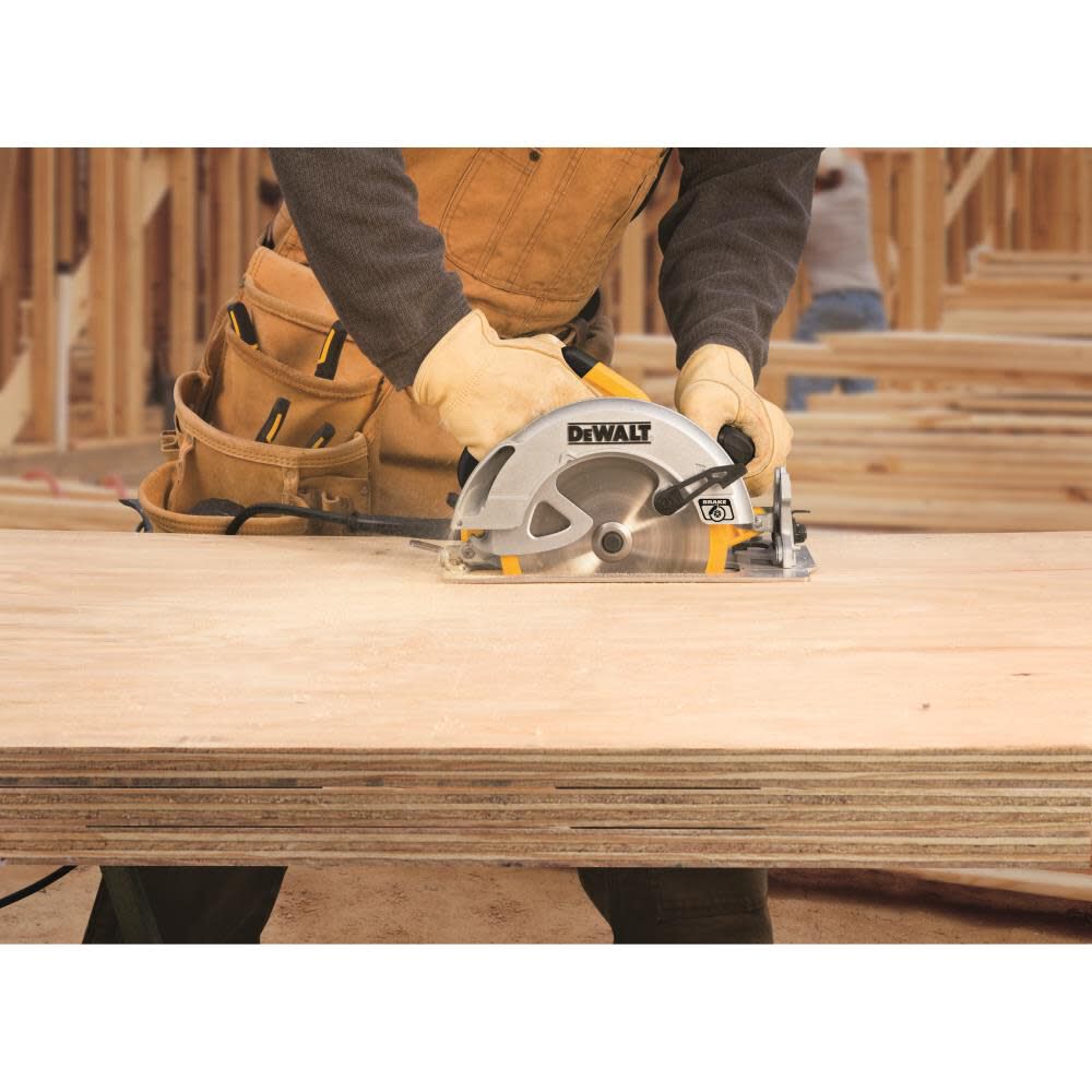 DW 7-1/4-in Lightweight Circular Saw with Electric Brake DWE575SB from DW