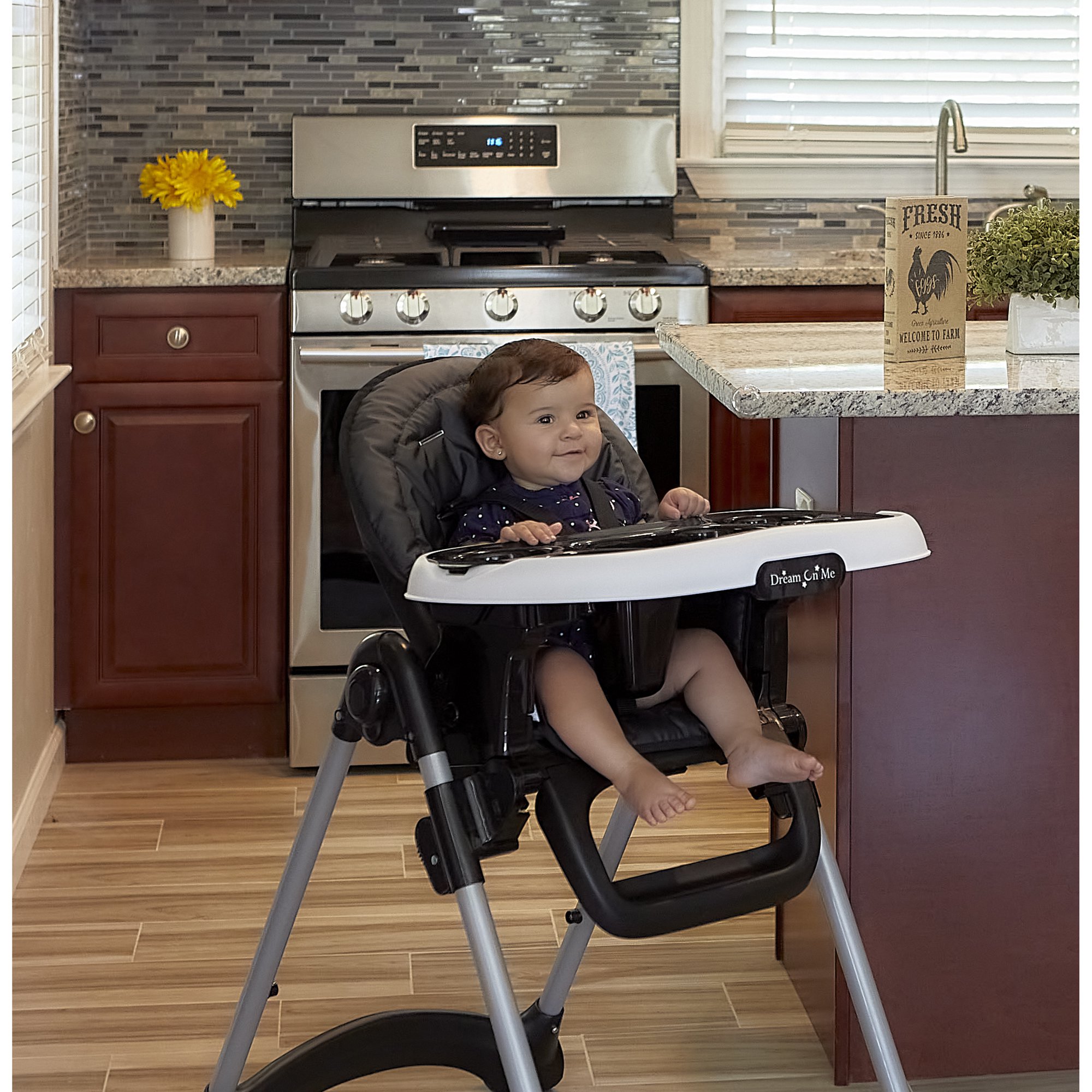 Dream On Me Solid Times High chair， Compact and Sleek High Chair， In Black