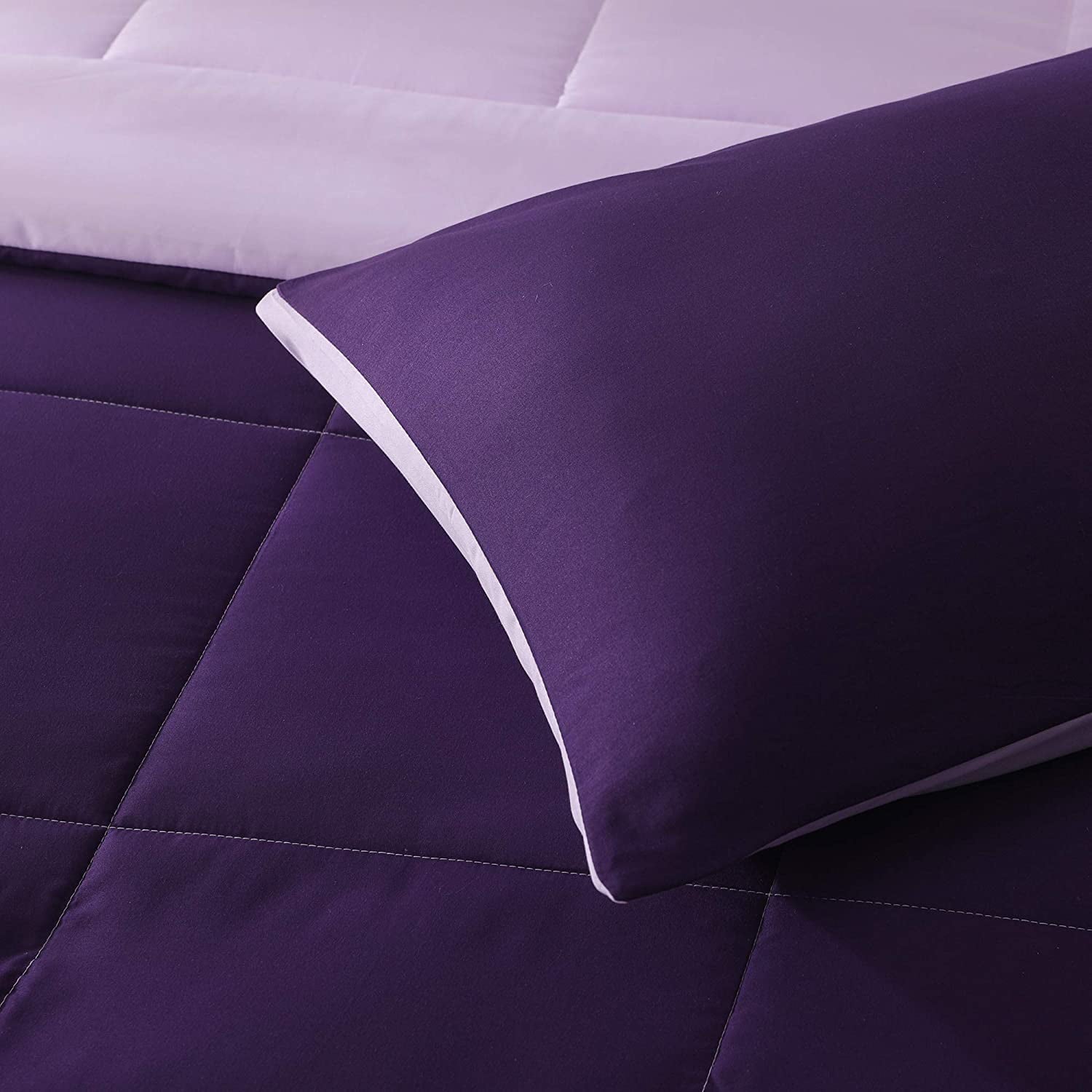 Exclusivo Mezcla Lightweight Reversible 3-Piece Comforter Set for All Seasons， Down Alternative Comforter with 2 Pillow Shams， Queen Size， Deep Purple/Lilac