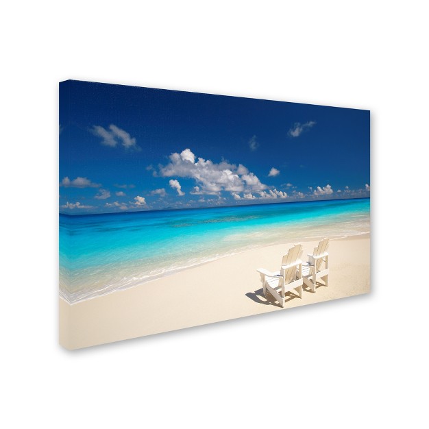 Trademark Fine Art robert Harding Picture Library x27 beach Couple x27 Canvas Art