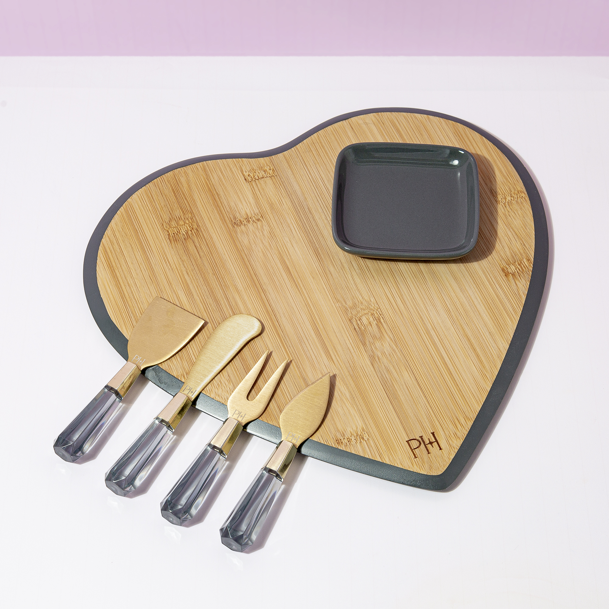 Paris Hilton 6-Piece Bamboo Heart Charcuterie Board and Serving Set， Charcoal Gray