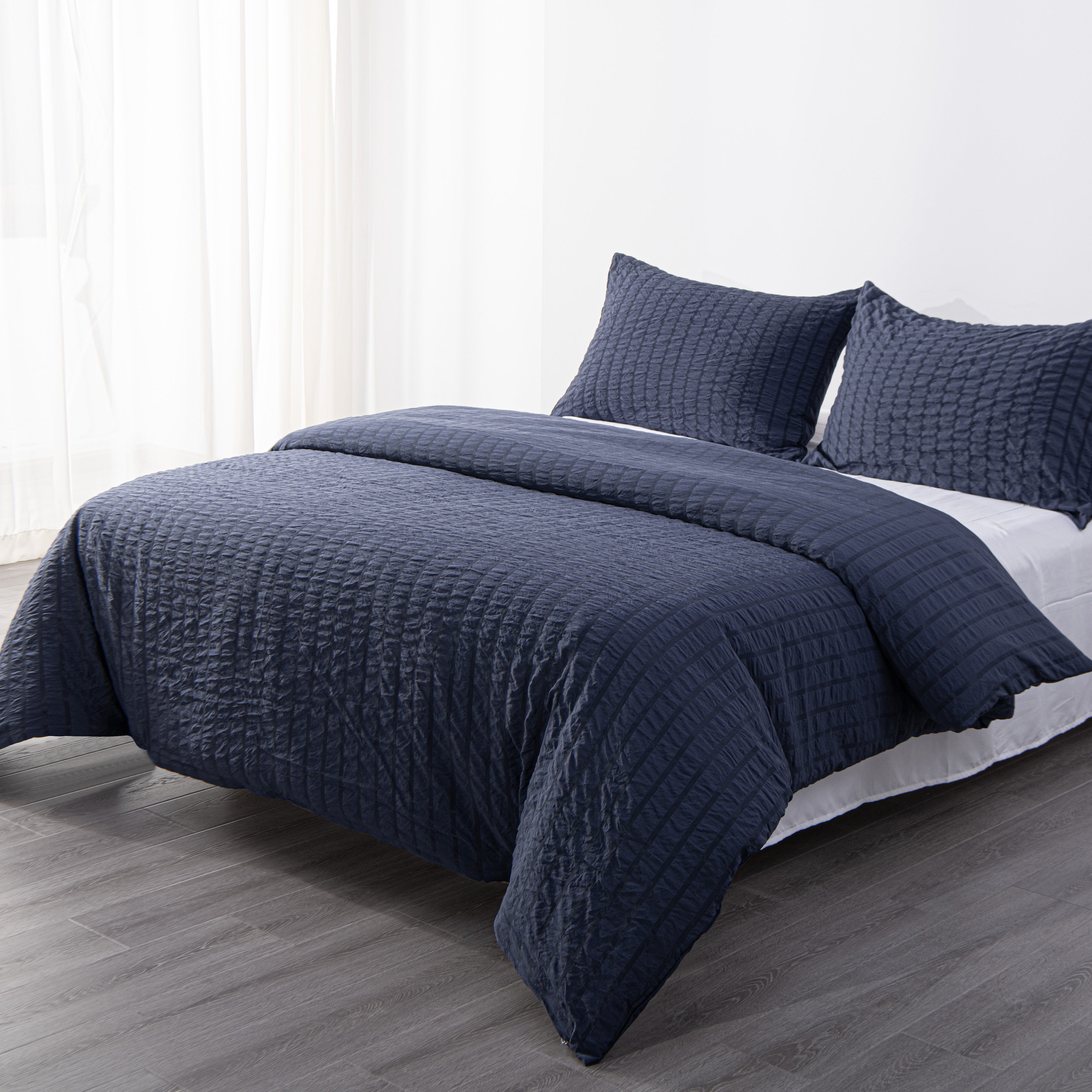 NTBAY 3 Piece Queen Textured Seersucker Duvet Cover Set with Hidden Zipper Closure and Corner Ties， Breathable and Ultra Soft， Navy Blue