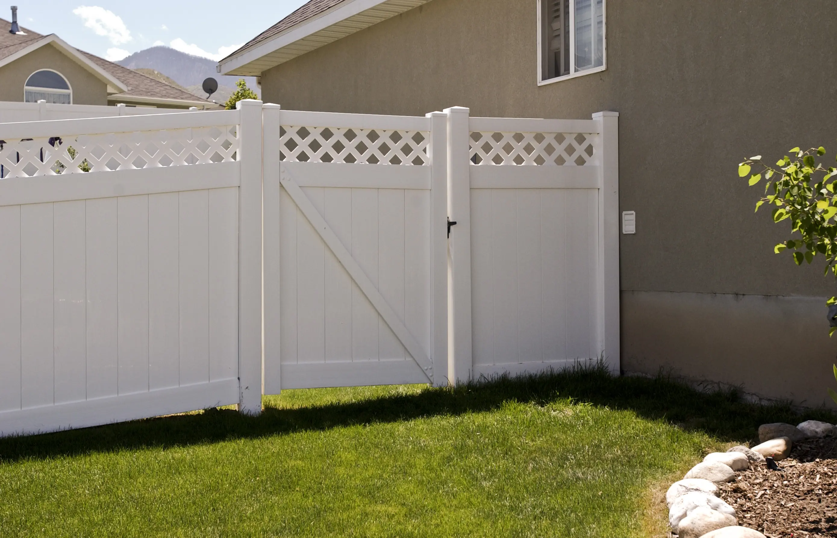 100% Virgin Material PVC privacy fencing trellis gates