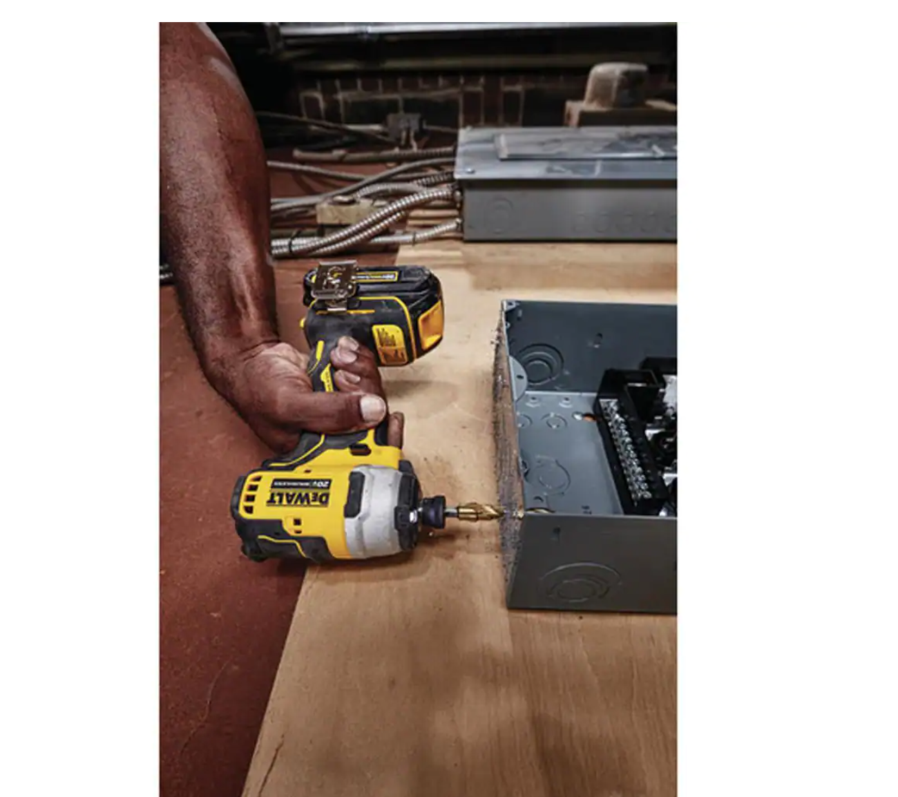 DEWALT DCF809C2 ATOMIC 20-Volt MAX Cordless Brushless Compact 1/4 in. Impact Driver， (2) 20-Volt 1.3Ah Batteries， Charger and Bag