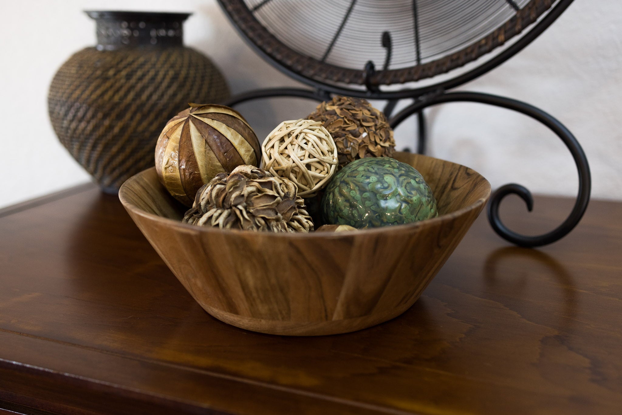 Better Homes and Gardens- Acacia Wood Large Angled Bowl， Natural Finish