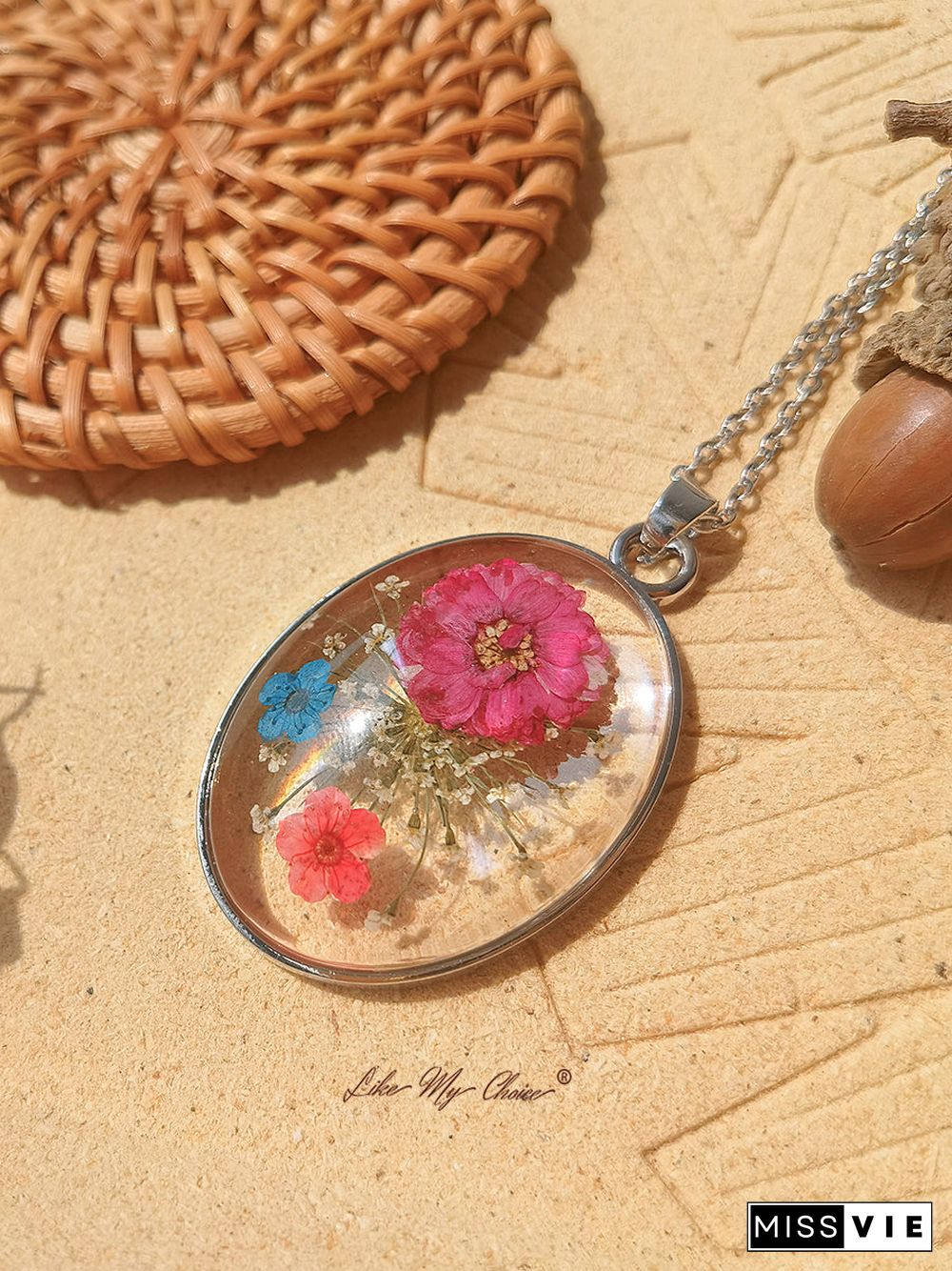 Resin Pendant Necklace With Forget-Me-Not Red Galsang Flower