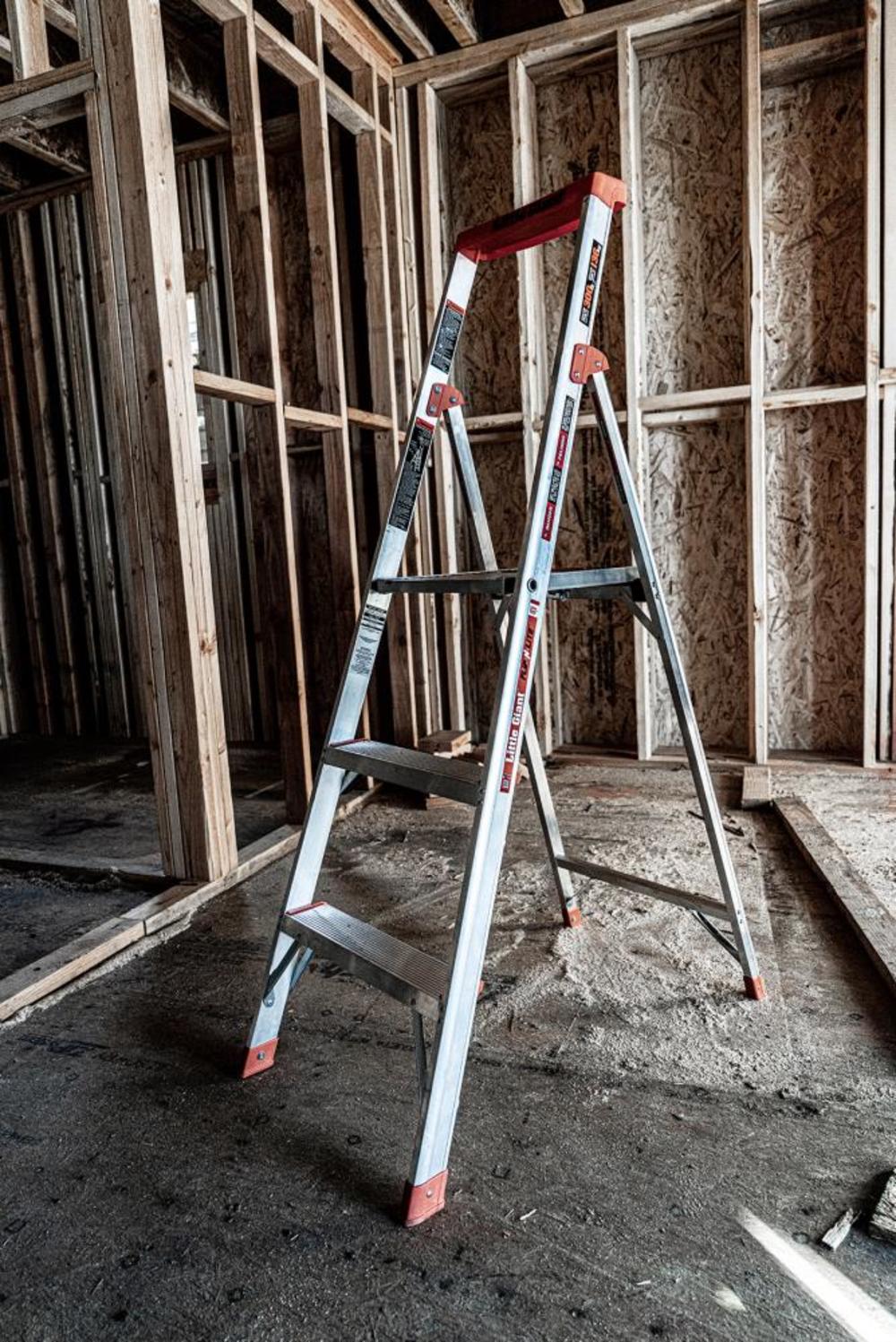 Flip-N-Lite M5 Aluminum Type-1A Step Ladder ;