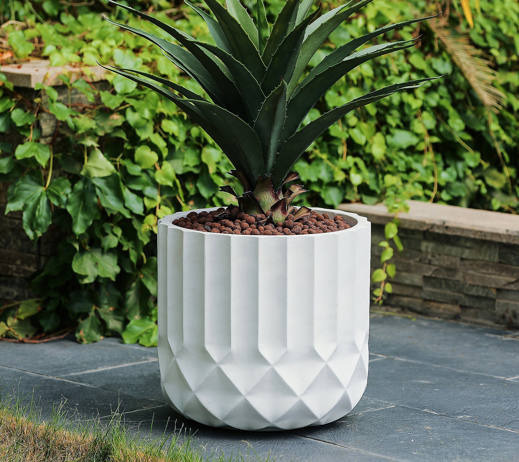 LuxenHome 14.7 Round Modern White MgO Planter