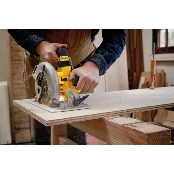 DEWALT 20V MAX 7-1/4 in. Brushless XR Circular Saw Kit