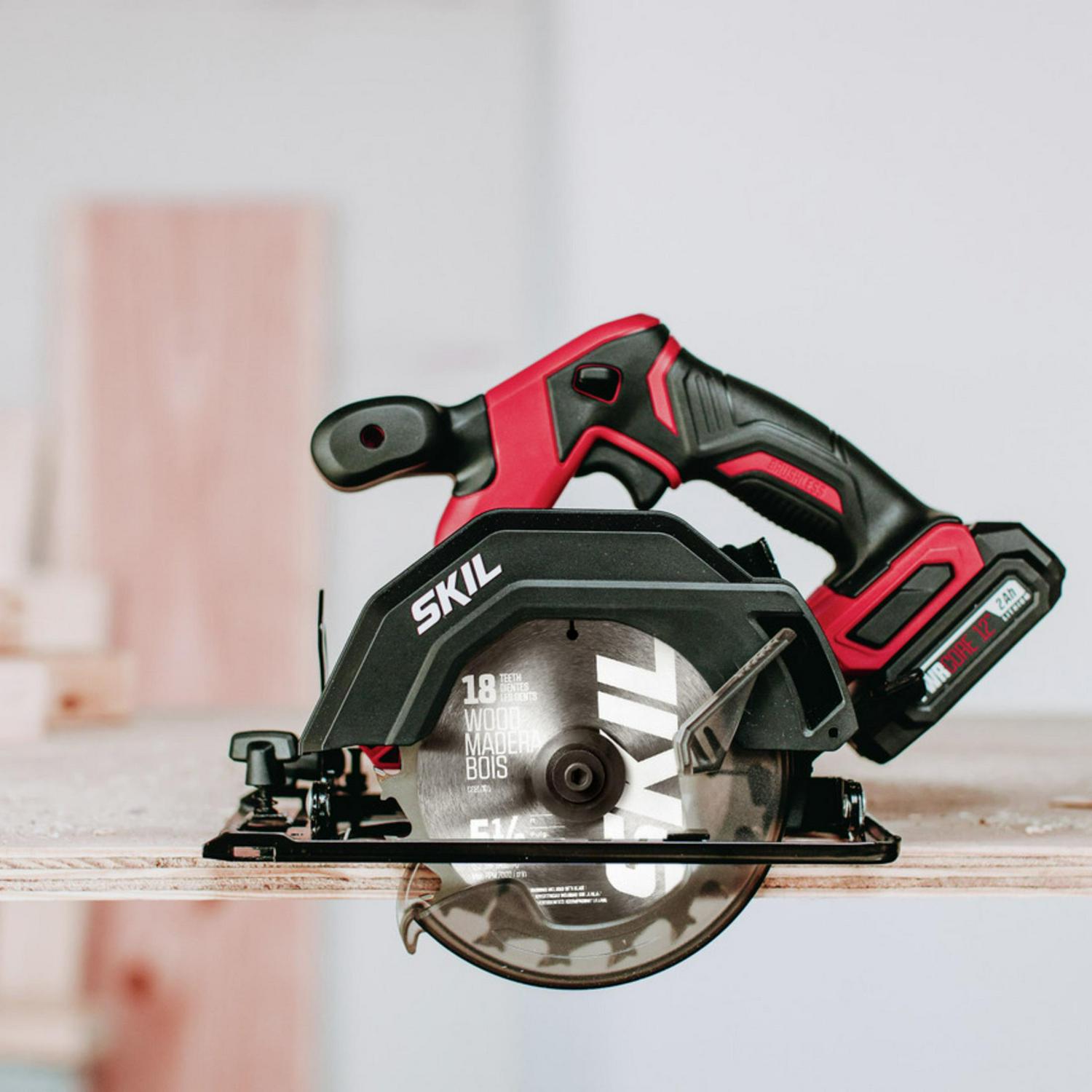 SKIL PWR CORE 12a c Brushless 12-Volt 5-1/2 In. Circular Saw Kit with 4.0 Ah Battery and PWR JUMPa c Charger， CR541802