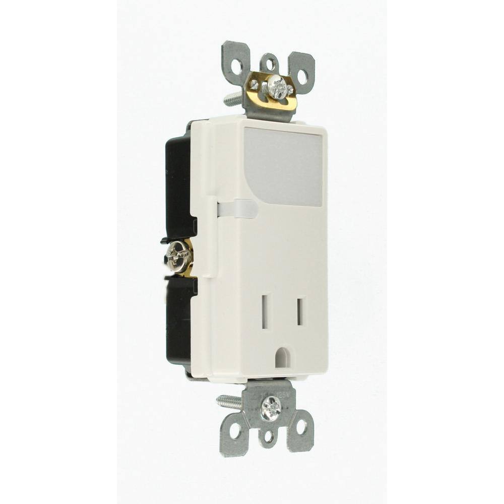 Leviton Decora 15 Amp Combination Single Outlet with LED Sensor Guide Light White T6525-W