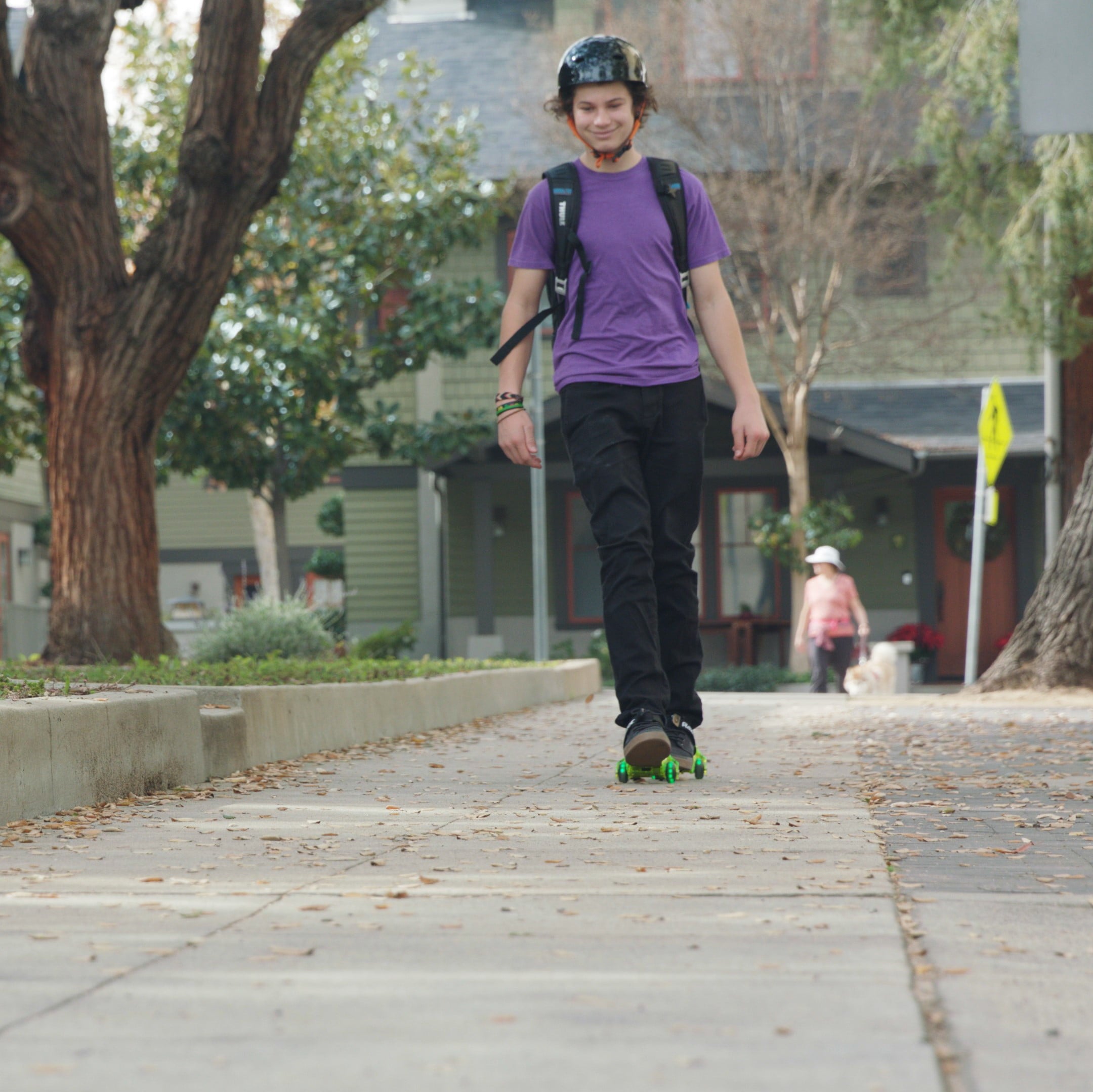 Razor Jetts DLX Heel Wheels - Neon Green， Wheeled Skate Shoes with Sparks for Kids Ages 9+， Unisex