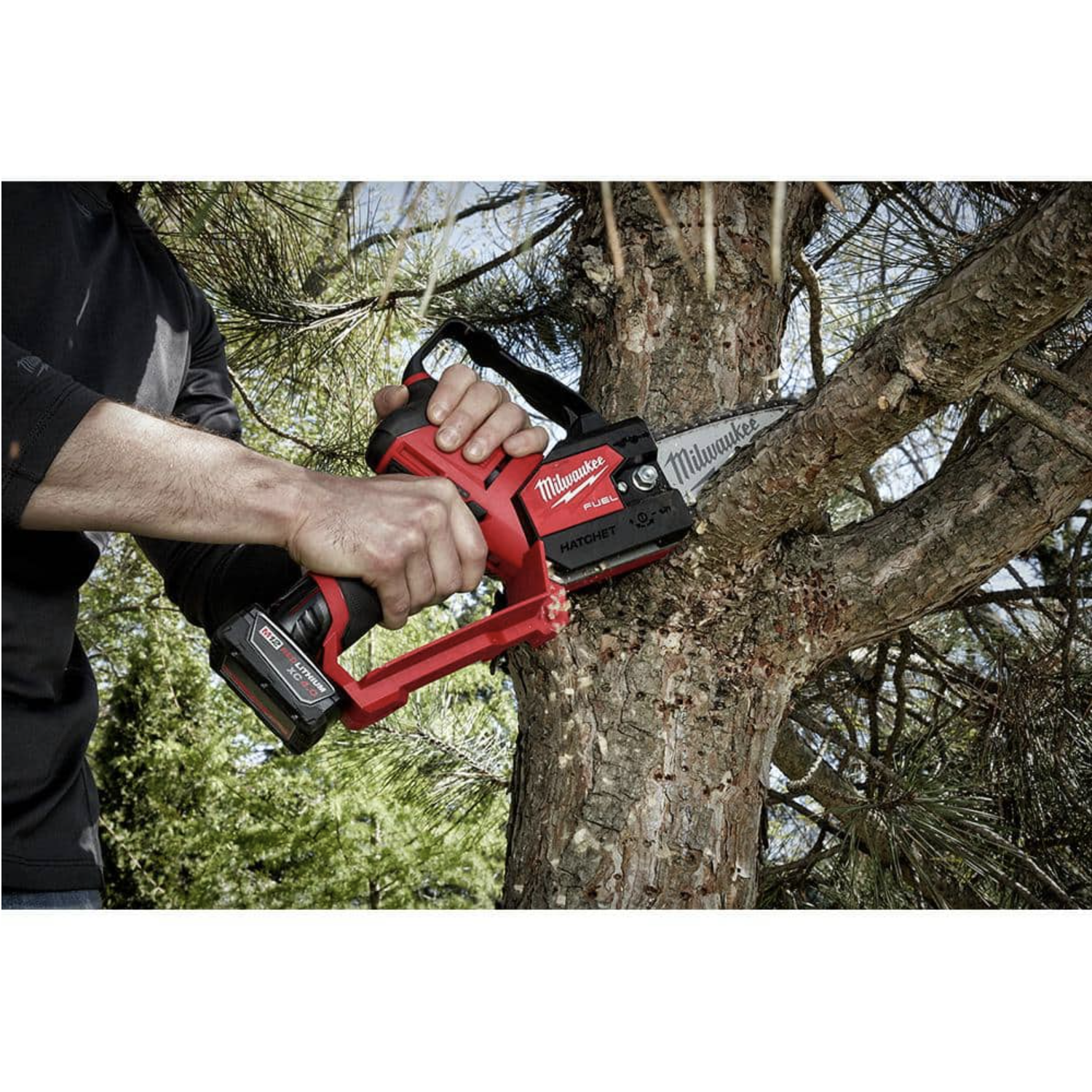 Milwaukee M12 Fuel 12-Volt Lithium-Ion Brushless Cordless 6 in. Hatchet Chainsaw Kit w/4.0 Ah Battery， Charger and Replacement Chain