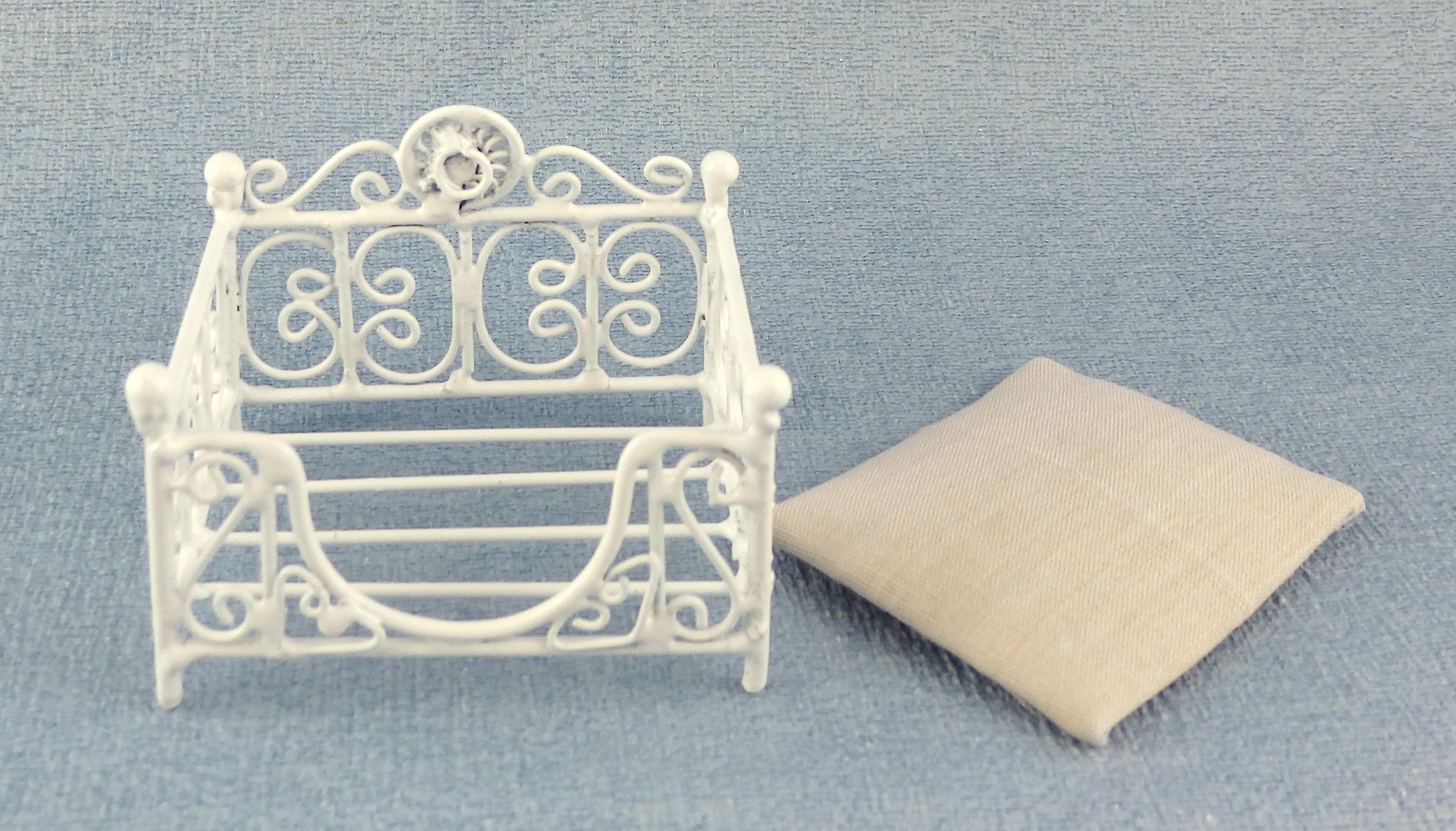 Dolls House Prince Or Princess Dog Cat Bed Basket White Miniature Pet Accessory