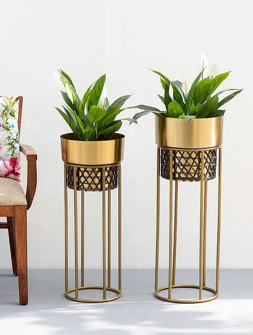 Trending Planter With stand set of 2 for Home hotel Black and Golden color Metal Modern Planter stand Flowers Pots Planter Stand