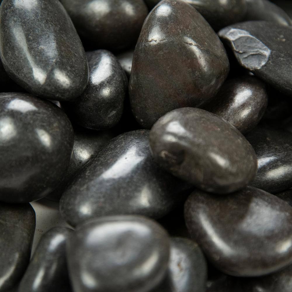 MSI Black Polished Pebbles 0.5 cu. ft . per Bag (0.75 in. to 1.25 in.) Bagged Landscape Rock (55 bags  Covers 22.5 cu. ft.) QBLK3POL40FP