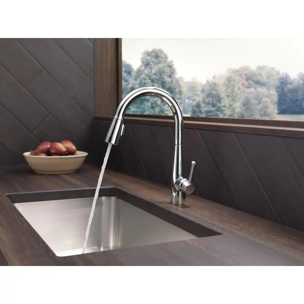 Delta Essa Single-Handle Pull-Down Sprayer Kitchen Faucet