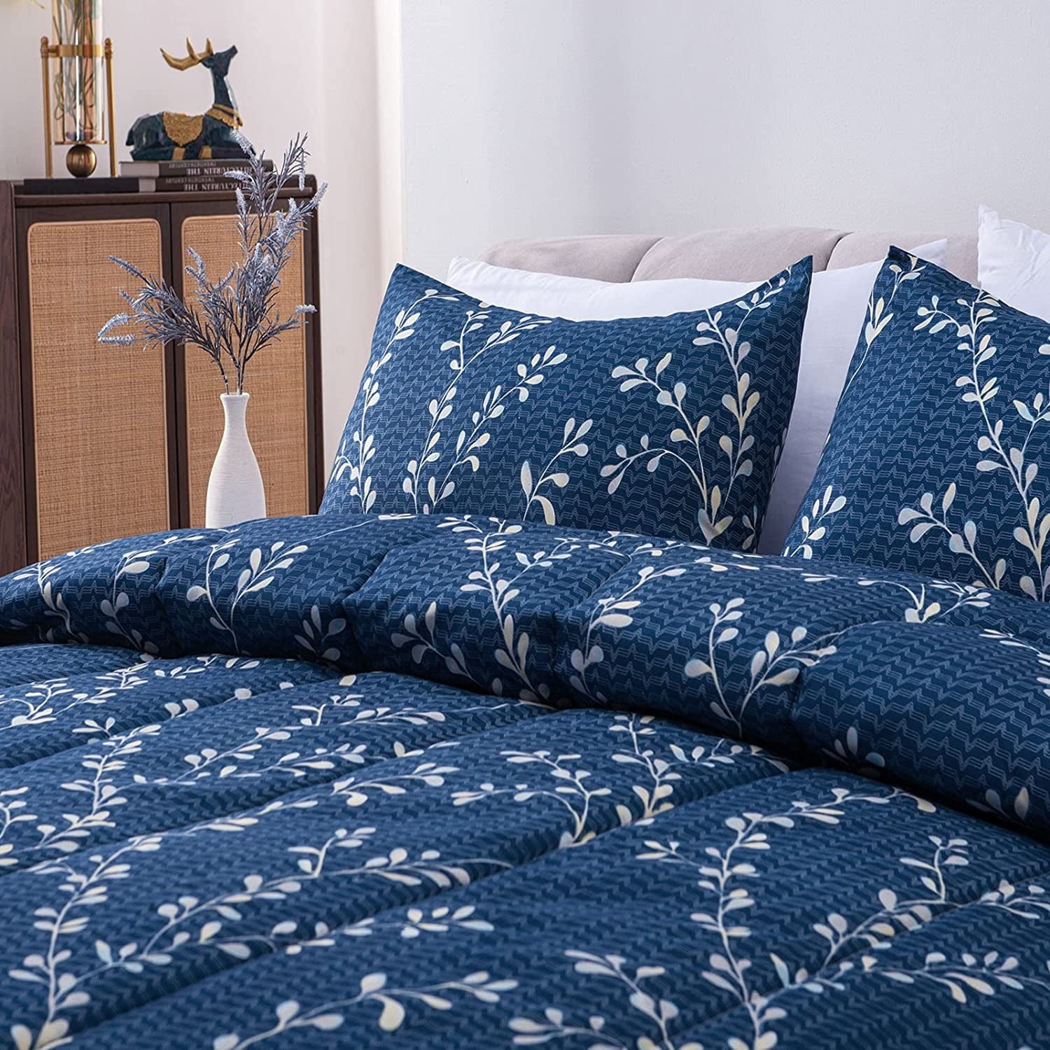 Exclusivo Mezcla 2-Piece Floral Twin Size Comforter Set， Microfiber Bedding Down Alternative Comforter for All Seasons with 1 Pillow Sham， Navy