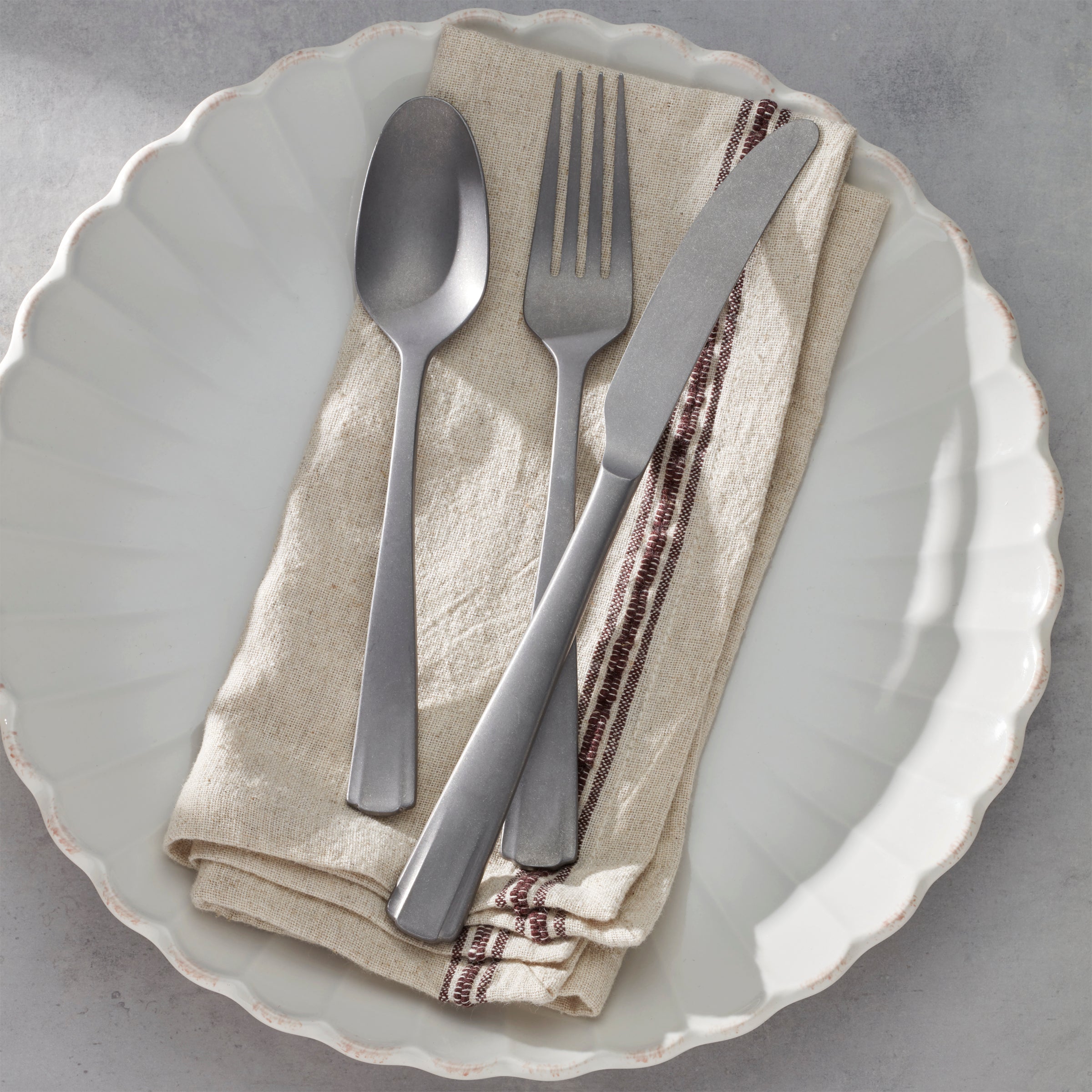 French Perle Scallop 65-Piece Flatware Set