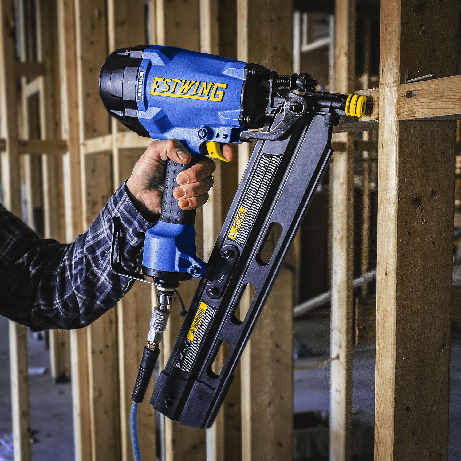 Estwing EFR2190 Pneumatic 21 Degree 3-1/2 Framing Nailer with Adjustable Metal Belt Hook， 1/4 NPT Industrial Swivel Fitting， and Bag