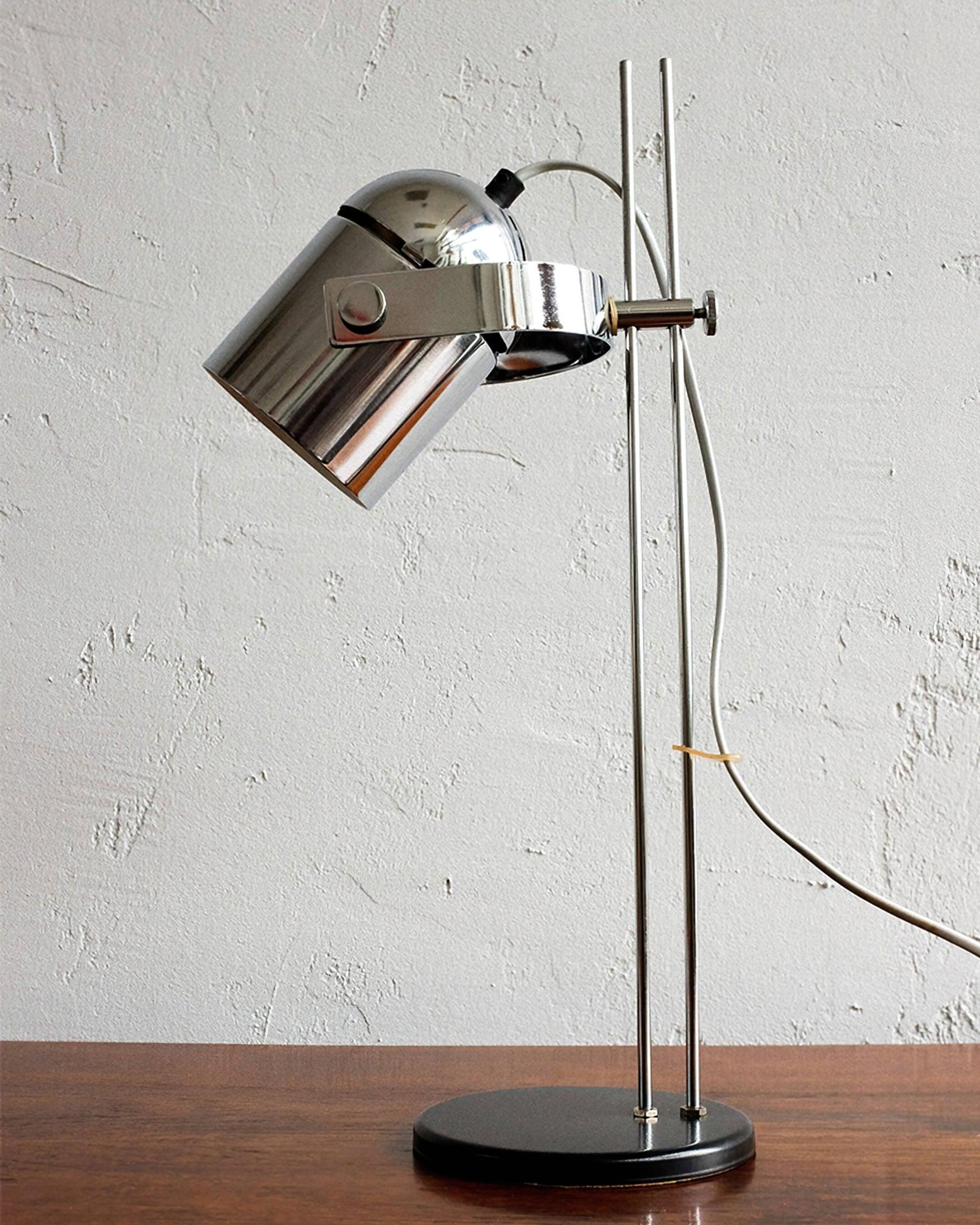 Adjusta Liftable Desk Lamp