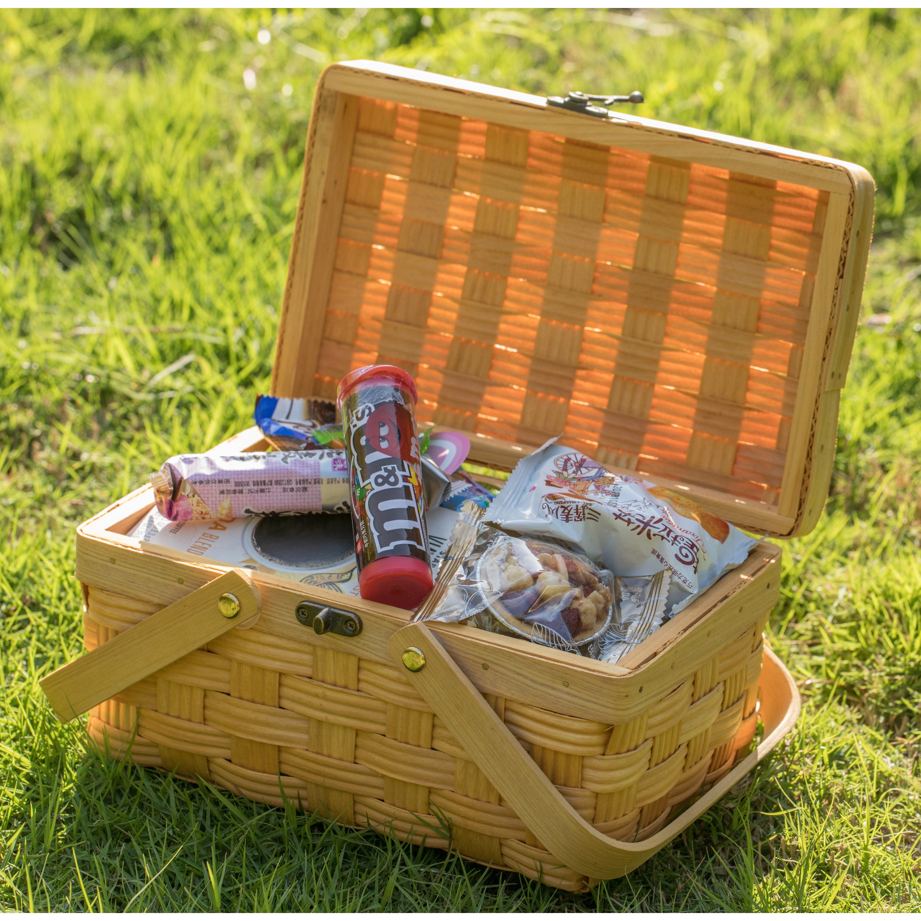 Small Woodchip Picnic Basket with Cover and Folding Handles