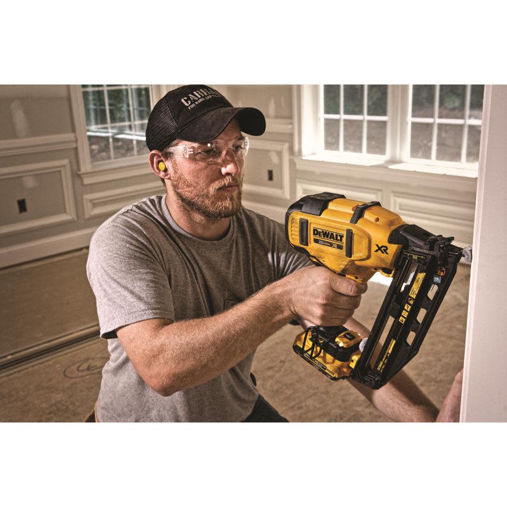 20 V MAX* 16 Gauge Angled Cordless Finish Nailer Kit ;