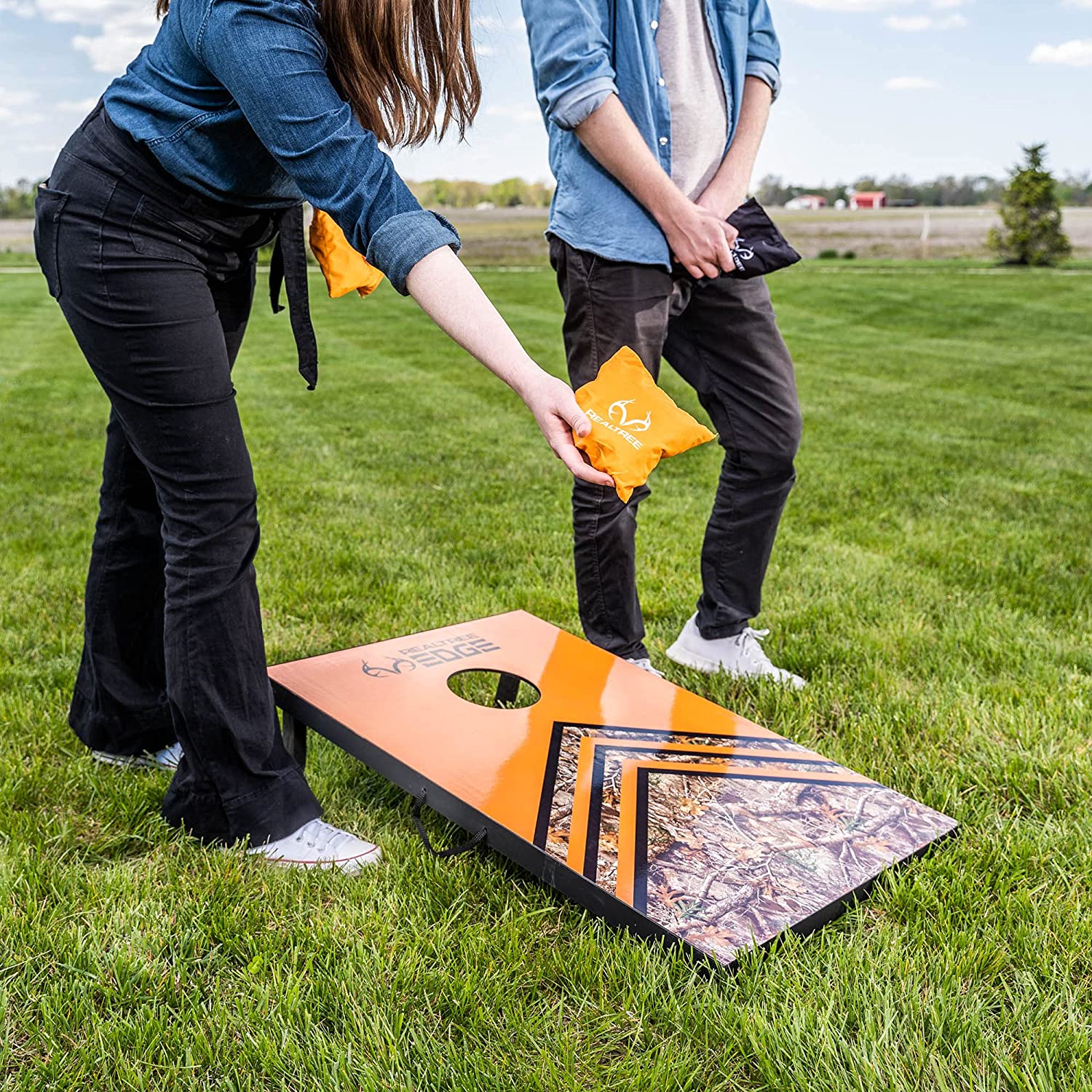 Realtree Cornhole - Camo Backyard Games for Kids， Adults， and Family - 2 Camouflage Boards， 8 Bean Bags， and Carrying Bag - Indoor and Outdoor Activities - Play for Travel， Beach， Yard， and Lawn