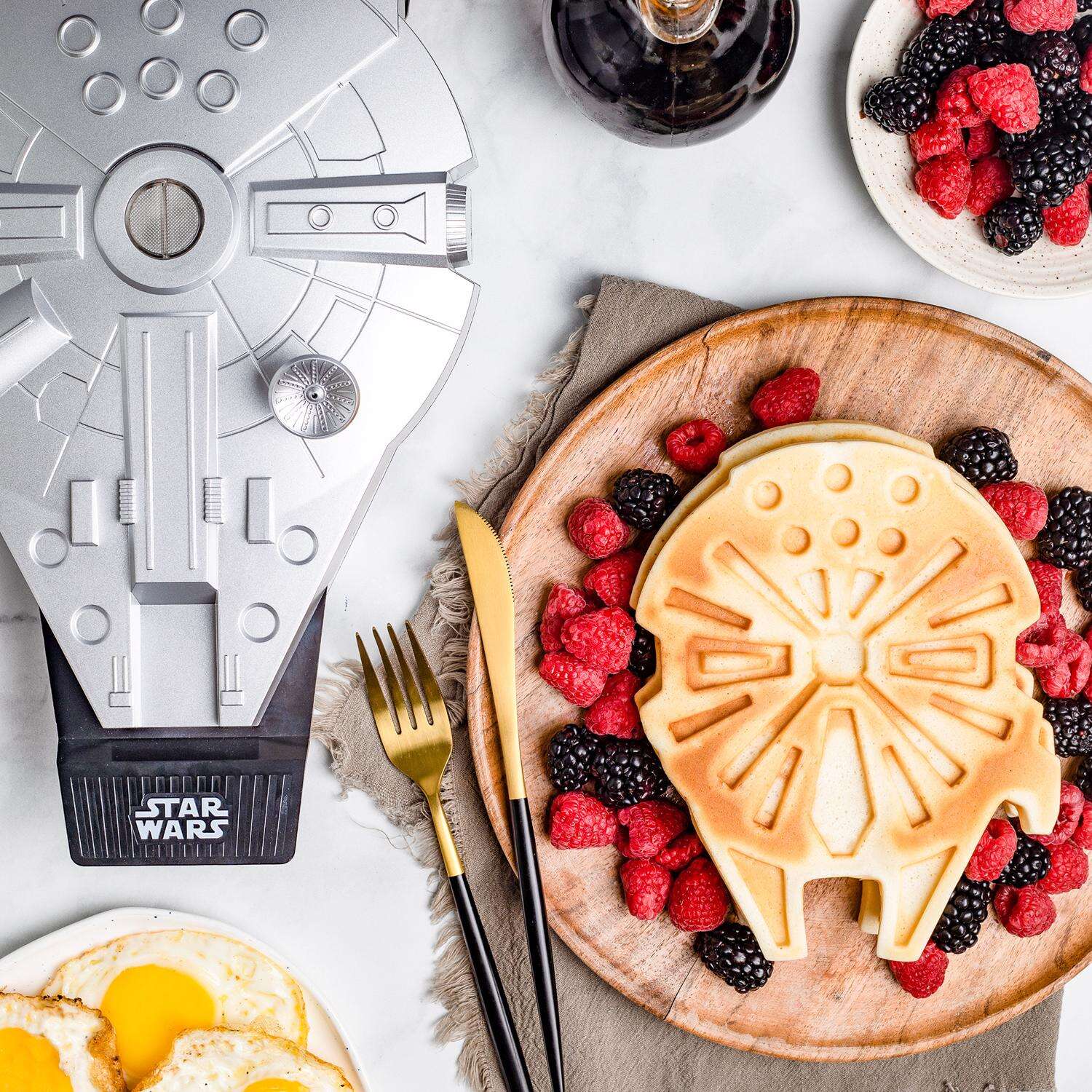 Uncanny Brands Star Wars 1 waffle Matte Silver Aluminum Waffle Maker