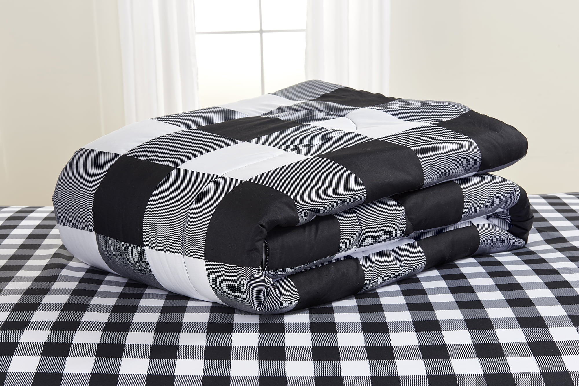 Black and White Buffalo Plaid 7 Piece Bed in a Bag Comforter Set with Sheets， King