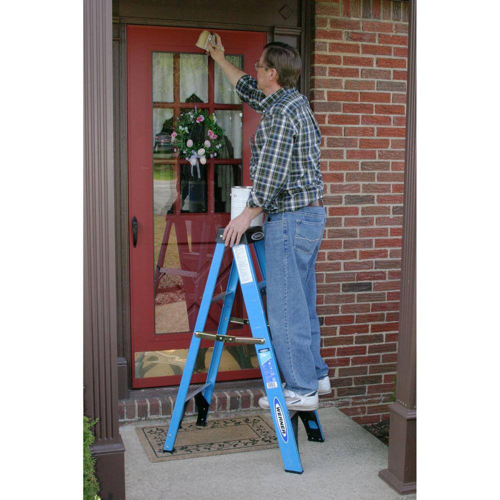 Werner 4 ft. Fiberglass Step Ladder with 250 lb. Load Capacity Type I Duty Rating FS104