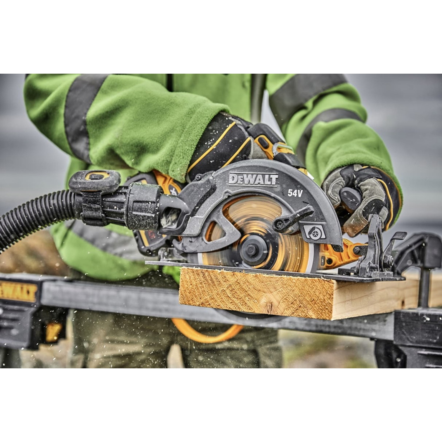 DW FLEXVOLT 60 V 7-1/4 in. Cordless Brushless Circular Saw Kit (Battery \u0026 Charger)