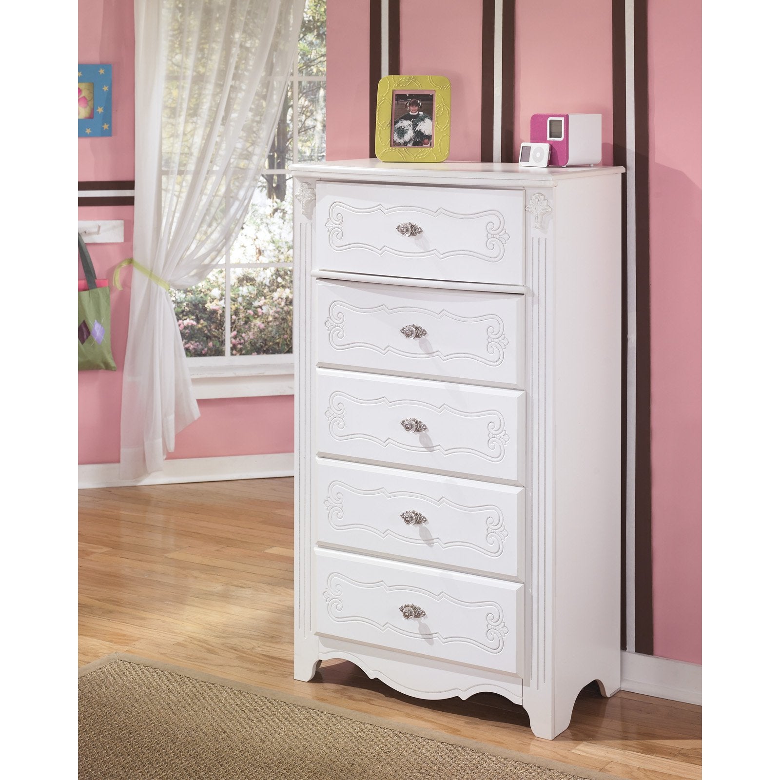 Signature Design by Ashley Exquisite 5 Drawer Chest