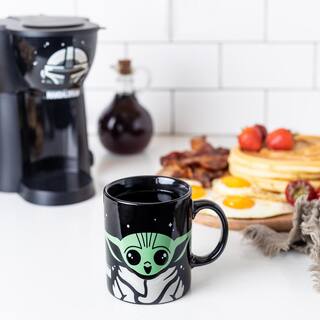 Uncanny Brands The Mandalorian Single Cup Coffee Maker with Mug CM-SRW-MAN1