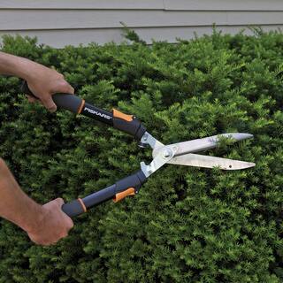 Fiskars 2-Piece Set with 5.5 in. Bypass Pruner and 9 in. Telescoping Hedge Shears 1067031