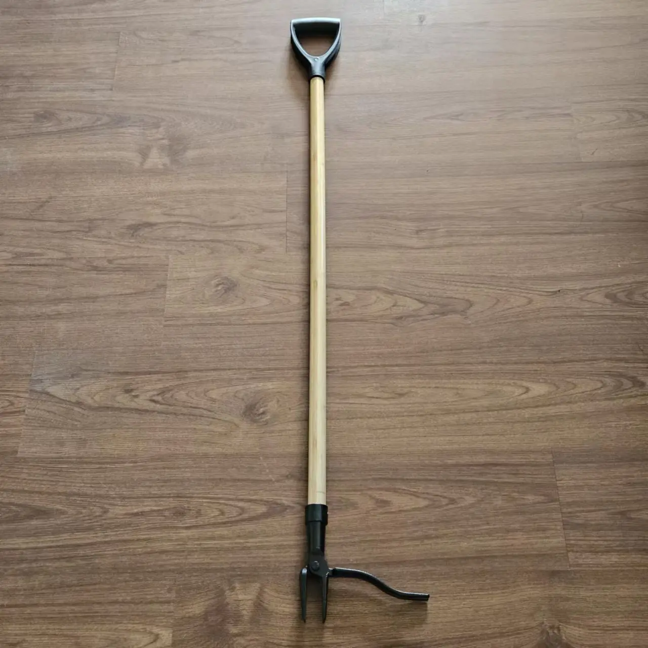 D handle Stand Up Weed Puller with Long Plywood Handle Steel Blade Easily Remove Use it without Bending or Kneeling Softer Groun