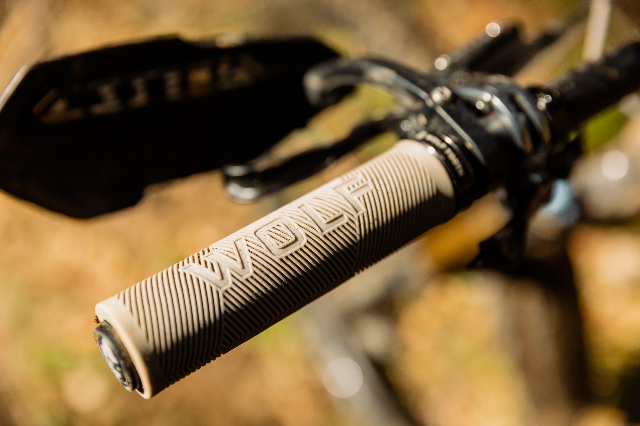 Echo Lock-On Grips – Colors by Wolf Tooth