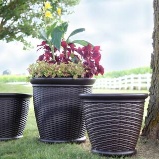 Suncast Willow 22 in. Round Java Blow Molded Plastic Planter (2-Pack) 2221WJ2