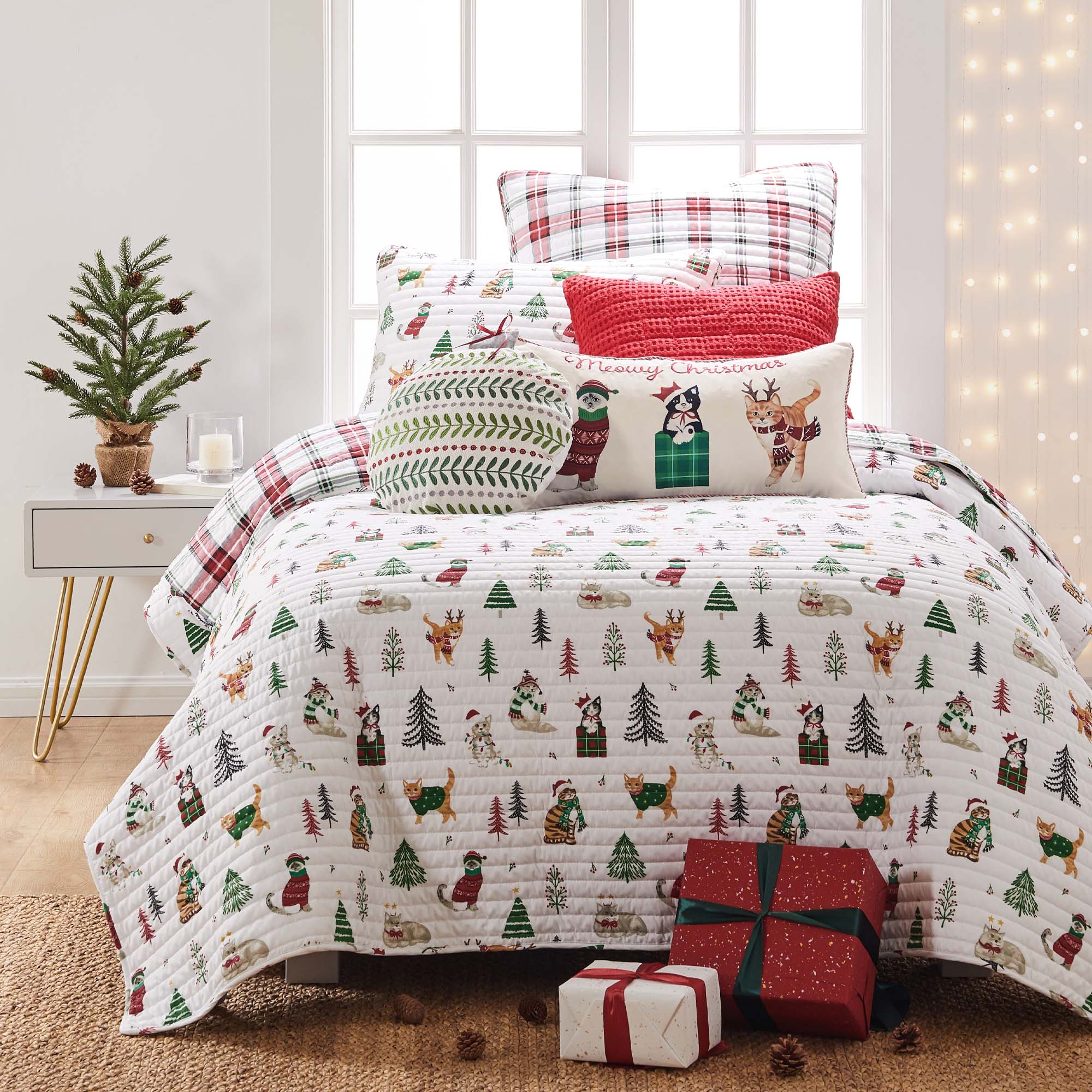 Levtex Home - Meowy Christmas Quilt Set - King Quilt and Two King Shams - Red, Green, Grey and White - Quilt (106x92in.) and Shams (20x36in.) - Reversible - Cotton/Polyester