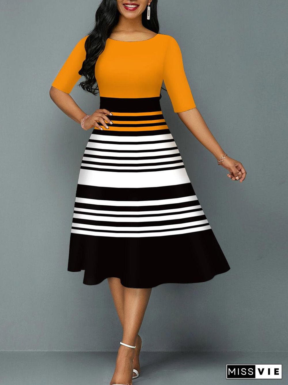 Women's Scoop Neck Graphic Midi Dress