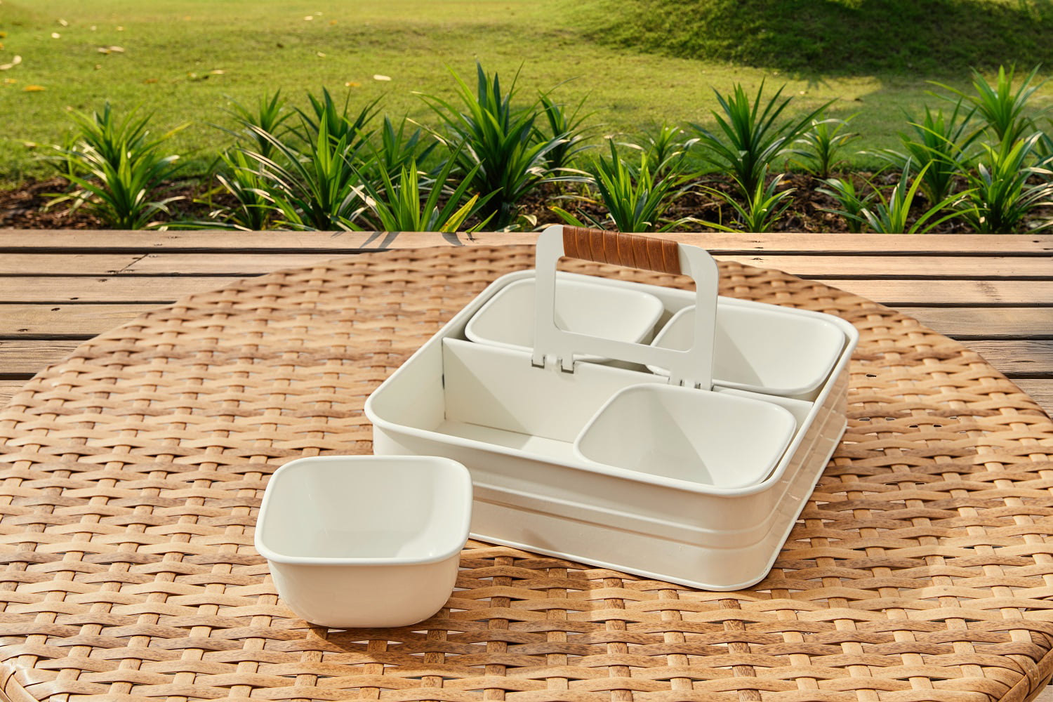 Better Homes and Gardens White Galvanized Steel Square Serve Tray Bowl Set， 9.05 L x 9.05 W