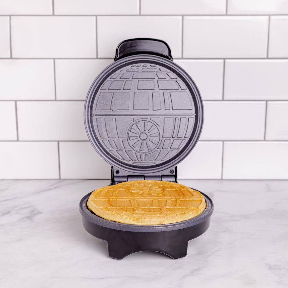 Uncanny Brands Star Wars Deluxe Silver Death Star American Waffle Maker DWM-SRW-DST