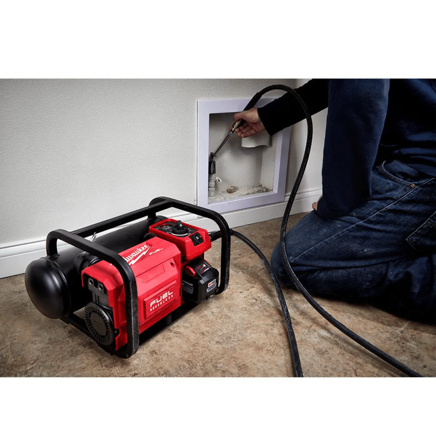 Milwaukee M18 Fuel 18-Volt Lithium-Ion Brushless Cordless 2 Gal. Electric Compact Quiet Compressor， Tool-Only (2840-20)