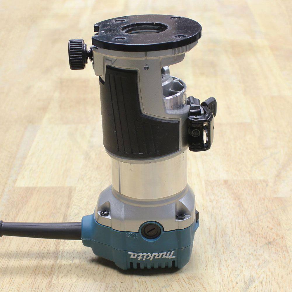 Makita 6.5 Amp 1-14 HP Corded Plunge Base Variable Speed Compact Router Kit With Collet Base Straight Guide (2) Wrenches RT0701CX7