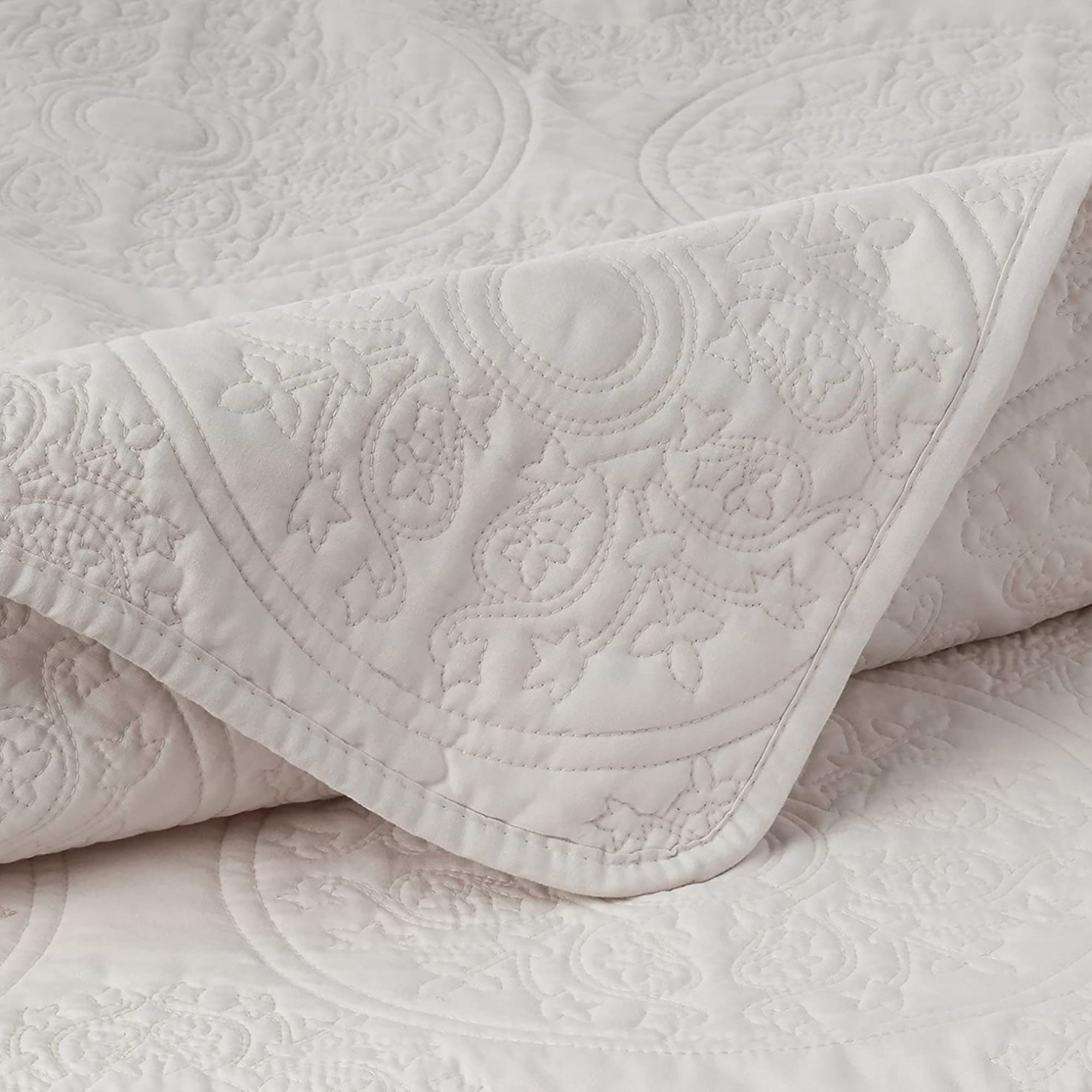 Medallion Oversized 3 Piece Quilt Set by Amrapur