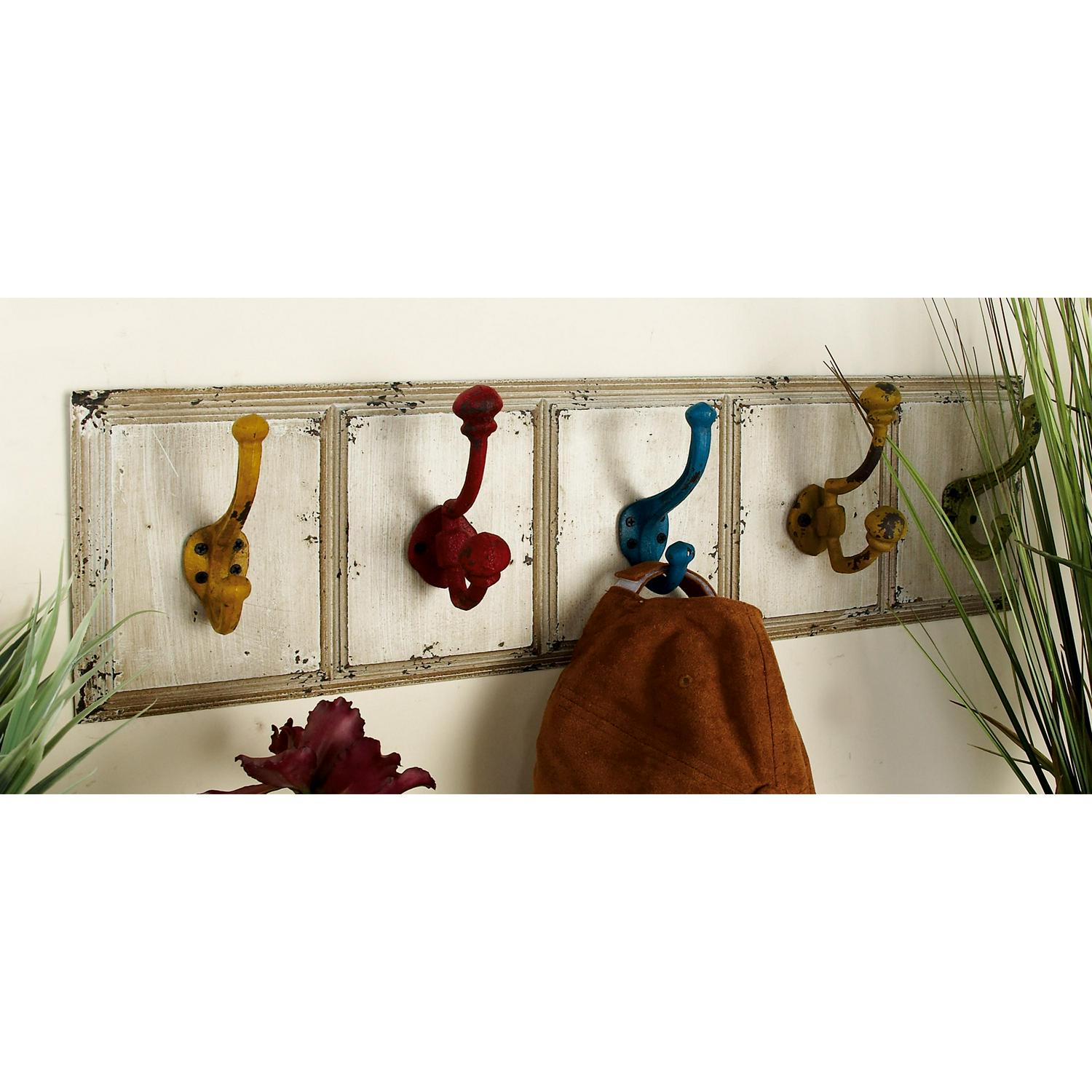 DecMode 24 x 7 White Wood 5 Hangers Wall Hook with Multi Colored Hooks， 1-Piece