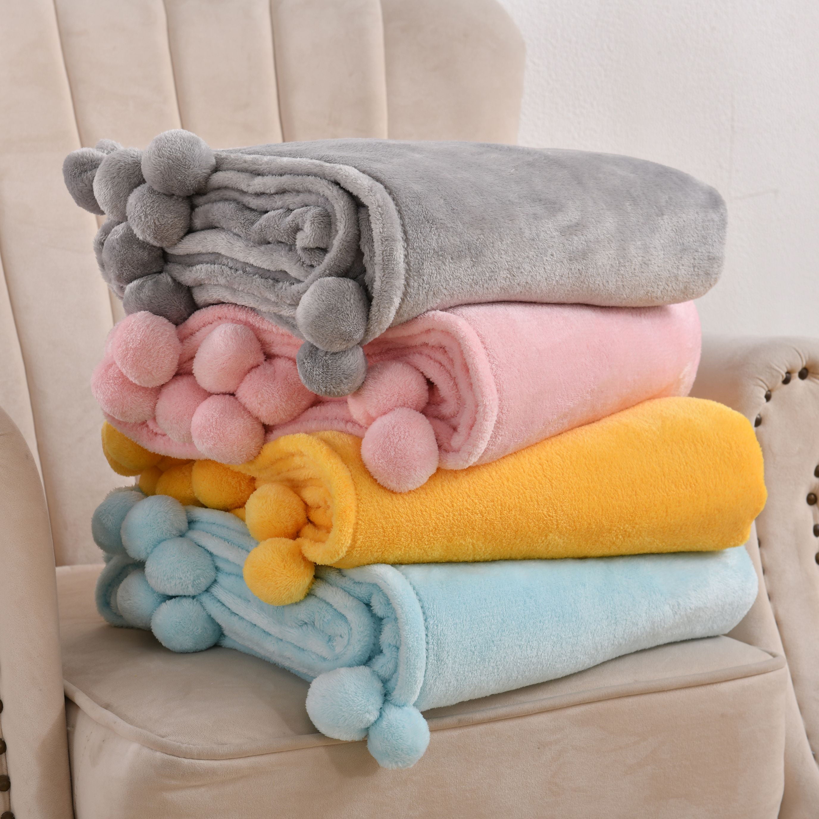 Mainstays Oversized Plush Throw with Poms， Soft Silver， 50